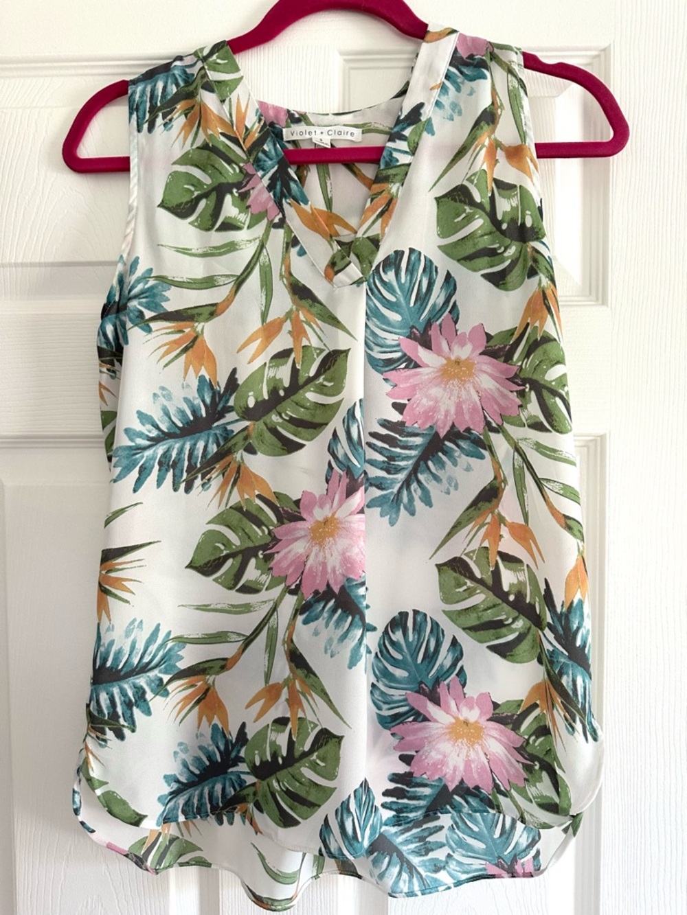 Violet & Claire White Tropical Floral V-Neck Sleeveless Top
